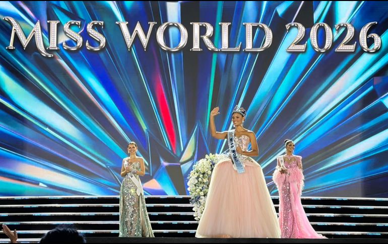 La docente y comunicadora dominicana Joheirry Mola saluda al ganar la corona de Miss Mundo 2026. EFE/H. Pereira