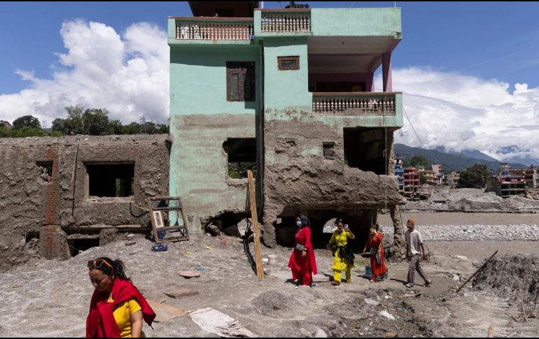 La identificación sigue siendo el mayor desafío; hasta el momento, el Gobierno nepalí solo ha podido entregar 98 cuerpos a sus respectivas familias. EFE/EPA/N. Shrstha