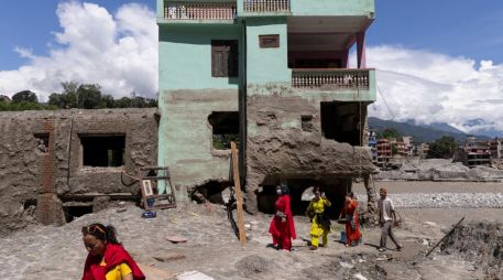 La identificación sigue siendo el mayor desafío; hasta el momento, el Gobierno nepalí solo ha podido entregar 98 cuerpos a sus respectivas familias. EFE/EPA/N. Shrstha