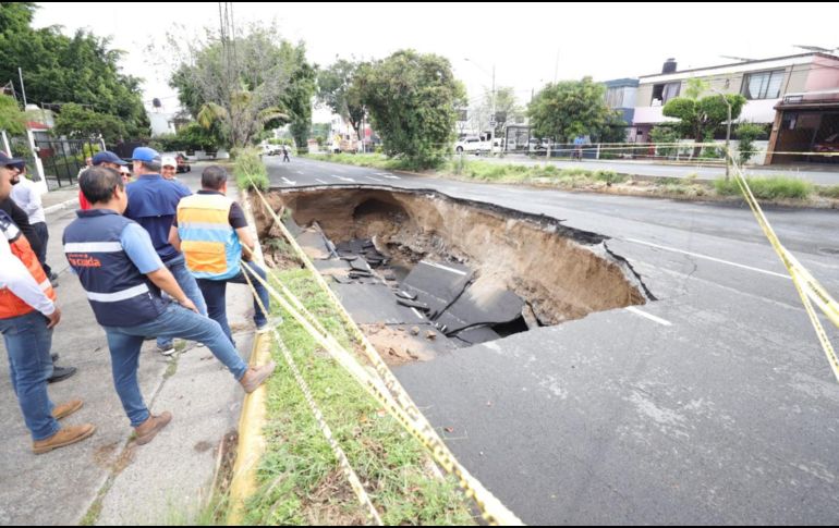 Se recomienda a la ciudadanía circular con precaución por la zona y considerar vías alternas mientras se llevan a cabo los trabajos de reparación. ESPECIAL / Bomberos de Guadalajara