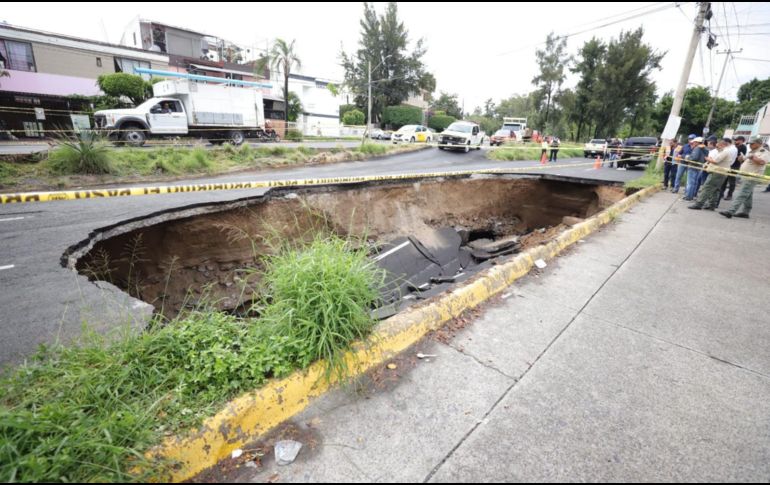 Se recomienda a la ciudadanía circular con precaución por la zona y considerar vías alternas mientras se llevan a cabo los trabajos de reparación. ESPECIAL / Bomberos de Guadalajara