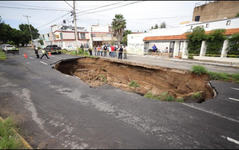 Se recomienda a la ciudadanía circular con precaución por la zona y considerar vías alternas mientras se llevan a cabo los trabajos de reparación. ESPECIAL / Bomberos de Guadalajara