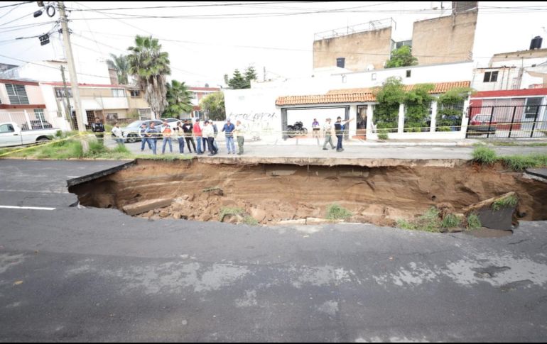 Se recomienda a la ciudadanía circular con precaución por la zona y considerar vías alternas mientras se llevan a cabo los trabajos de reparación. ESPECIAL / Bomberos de Guadalajara