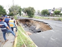 Se recomienda a la ciudadanía circular con precaución por la zona y considerar vías alternas mientras se llevan a cabo los trabajos de reparación. ESPECIAL / Bomberos de Guadalajara