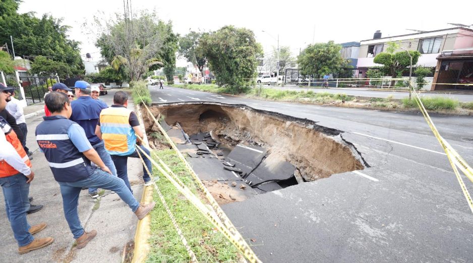 Se recomienda a la ciudadanía circular con precaución por la zona y considerar vías alternas mientras se llevan a cabo los trabajos de reparación. ESPECIAL / Bomberos de Guadalajara