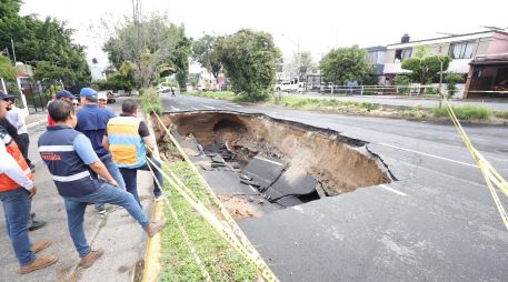 Se recomienda a la ciudadanía circular con precaución por la zona y considerar vías alternas mientras se llevan a cabo los trabajos de reparación. ESPECIAL / Bomberos de Guadalajara