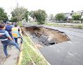 Se recomienda a la ciudadanía circular con precaución por la zona y considerar vías alternas mientras se llevan a cabo los trabajos de reparación. ESPECIAL / Bomberos de Guadalajara