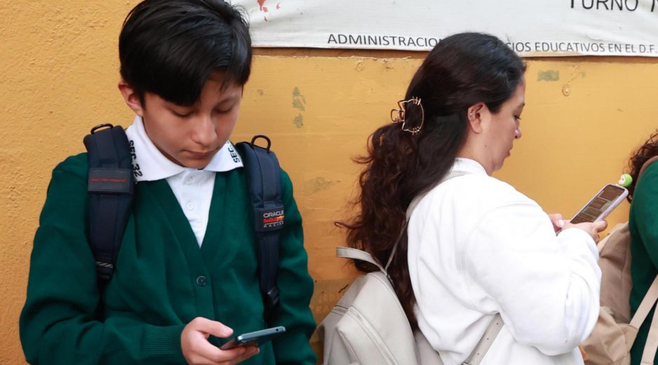 Un estudiante de secundaria usa un celular en Ciudad de México. EFE/ M. Guzmán