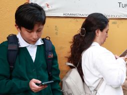 Un estudiante de secundaria usa un celular en Ciudad de México. EFE/ M. Guzmán
