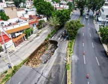 Las intensas lluvias provocaron la apertura de un megasocavón en la colonia Jardines del Country. El Siapa y Protección Civil atienden la emergencia que mantendrá cerrada la vialidad. EL INFORMADOR/ A. Navarroubi