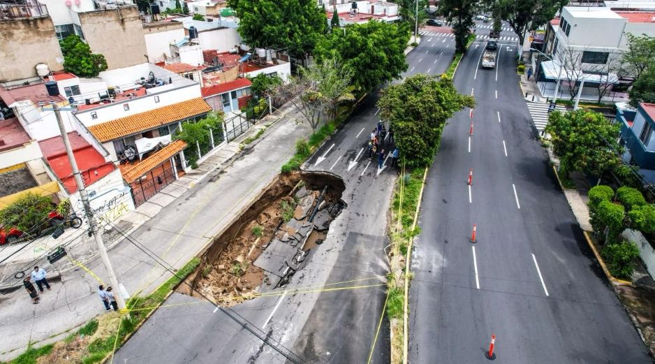 Las intensas lluvias provocaron la apertura de un megasocavón en la colonia Jardines del Country. El Siapa y Protección Civil atienden la emergencia que mantendrá cerrada la vialidad. EL INFORMADOR/ A. Navarroubi