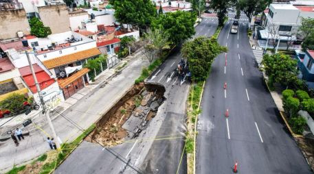 Las intensas lluvias provocaron la apertura de un megasocavón en la colonia Jardines del Country. El Siapa y Protección Civil atienden la emergencia que mantendrá cerrada la vialidad. EL INFORMADOR/ A. Navarroubi