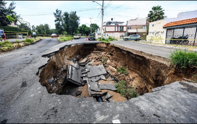 Las intensas lluvias provocaron la apertura de un megasocavón en la colonia Jardines del Country. El Siapa y Protección Civil atienden la emergencia que mantendrá cerrada la vialidad. EL INFORMADOR/ A. Navarro