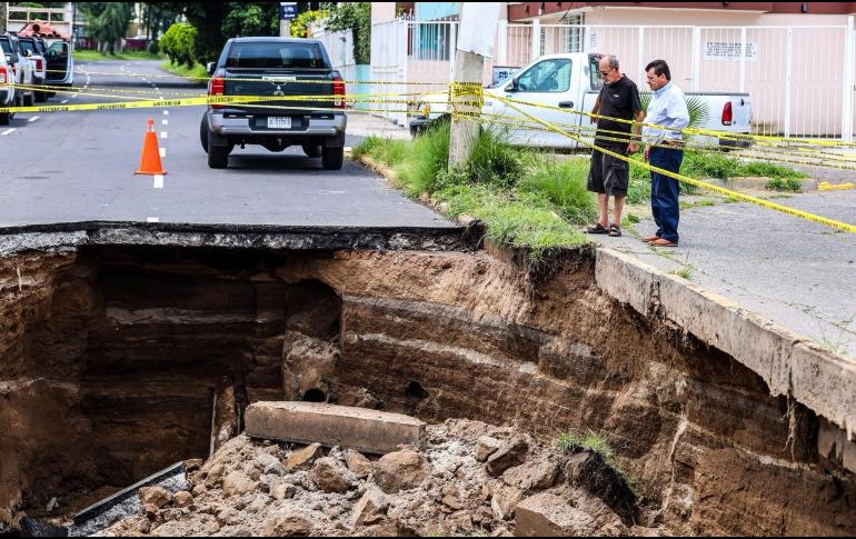 Las intensas lluvias provocaron la apertura de un megasocavón en la colonia Jardines del Country. El Siapa y Protección Civil atienden la emergencia que mantendrá cerrada la vialidad. EL INFORMADOR/ A. Navarro