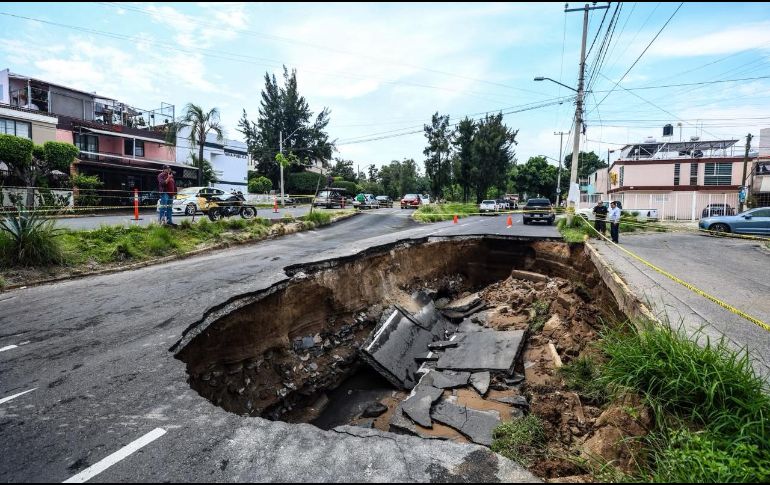 Las intensas lluvias provocaron la apertura de un megasocavón en la colonia Jardines del Country. El Siapa y Protección Civil atienden la emergencia que mantendrá cerrada la vialidad. EL INFORMADOR/ A. Navarro