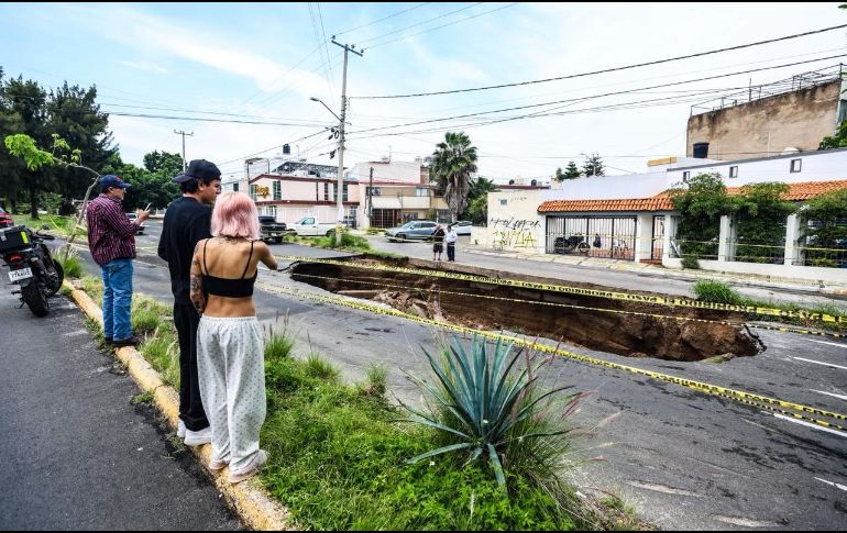 Las intensas lluvias provocaron la apertura de un megasocavón en la colonia Jardines del Country. El Siapa y Protección Civil atienden la emergencia que mantendrá cerrada la vialidad. EL INFORMADOR/ A. Navarro