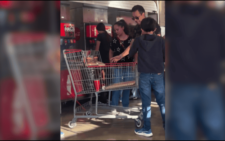 Esta acción inusual provocó la mirada atónita de los presentes y la posterior intervención del personal del establecimiento comercial. ESPECIAL