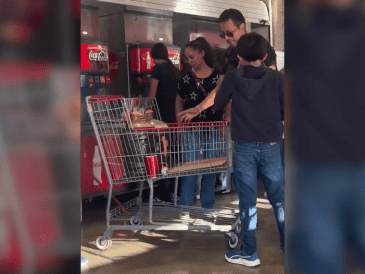 Esta acción inusual provocó la mirada atónita de los presentes y la posterior intervención del personal del establecimiento comercial. ESPECIAL