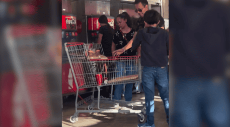 Esta acción inusual provocó la mirada atónita de los presentes y la posterior intervención del personal del establecimiento comercial. ESPECIAL