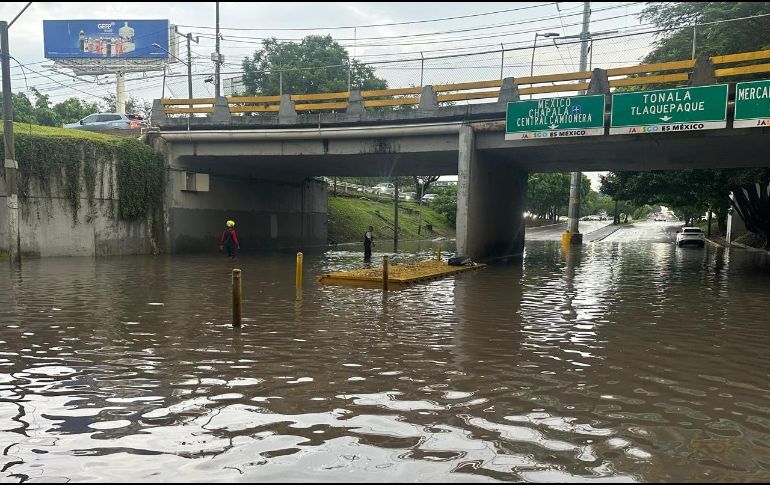 Fuertes tormentas en Guadalajara provocan cierres viales preventivos, autos varados y severas inundaciones en pasos a desnivel, sin reporte de lesionados. ESPECIAL/PC y Bomberos de GDL.