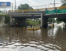 Fuertes tormentas en Guadalajara provocan cierres viales preventivos, autos varados y severas inundaciones en pasos a desnivel, sin reporte de lesionados. ESPECIAL/PC y Bomberos de GDL.