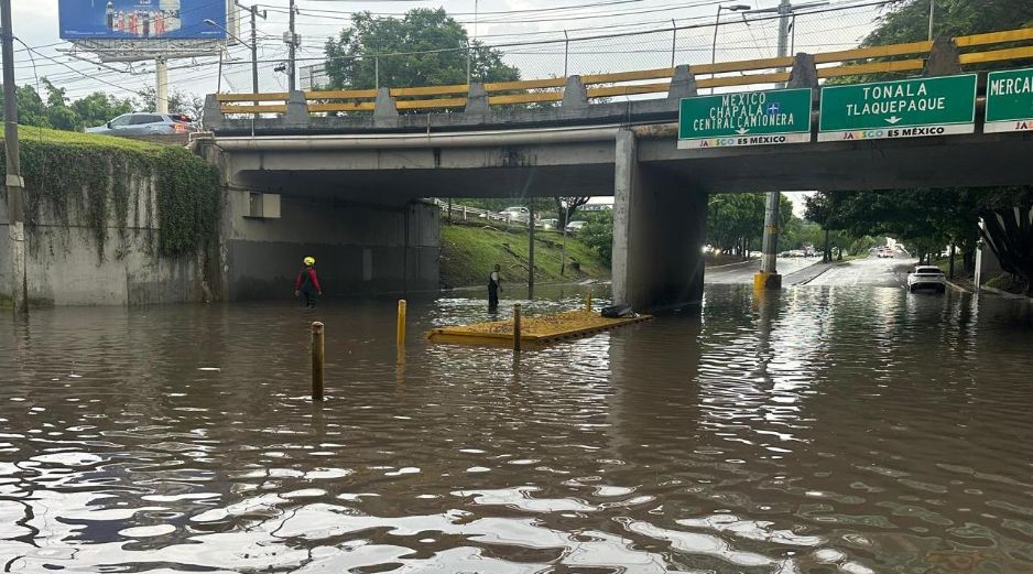Fuertes tormentas en Guadalajara provocan cierres viales preventivos, autos varados y severas inundaciones en pasos a desnivel, sin reporte de lesionados. ESPECIAL/PC y Bomberos de GDL.