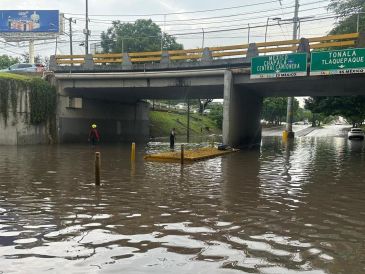 Fuertes tormentas en Guadalajara provocan cierres viales preventivos, autos varados y severas inundaciones en pasos a desnivel, sin reporte de lesionados. ESPECIAL/PC y Bomberos de GDL.