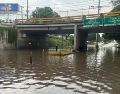 Fuertes tormentas en Guadalajara provocan cierres viales preventivos, autos varados y severas inundaciones en pasos a desnivel, sin reporte de lesionados. ESPECIAL/PC y Bomberos de GDL.