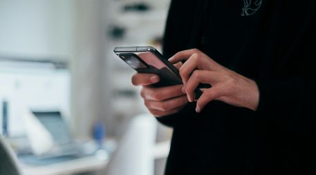 De acuerdo con la demostración difundida en redes sociales, el proceso comenzó con el ingreso al portal oficial y la solicitud de un código de verificación enviado mediante mensaje de texto. UNSPLASH