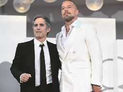 El director mexicano Gael García Bernal y el cantante y actor puertorriqueño Ricky Martin posan en el Lido de Venecia. AFP