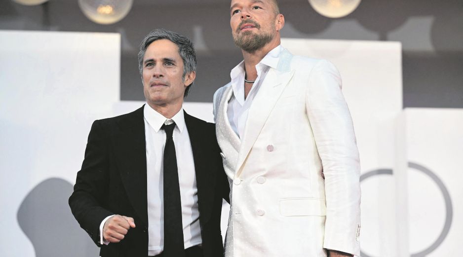 El director mexicano Gael García Bernal y el cantante y actor puertorriqueño Ricky Martin posan en el Lido de Venecia. AFP
