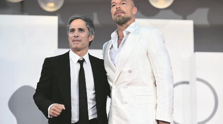 El director mexicano Gael García Bernal y el cantante y actor puertorriqueño Ricky Martin posan en el Lido de Venecia. AFP