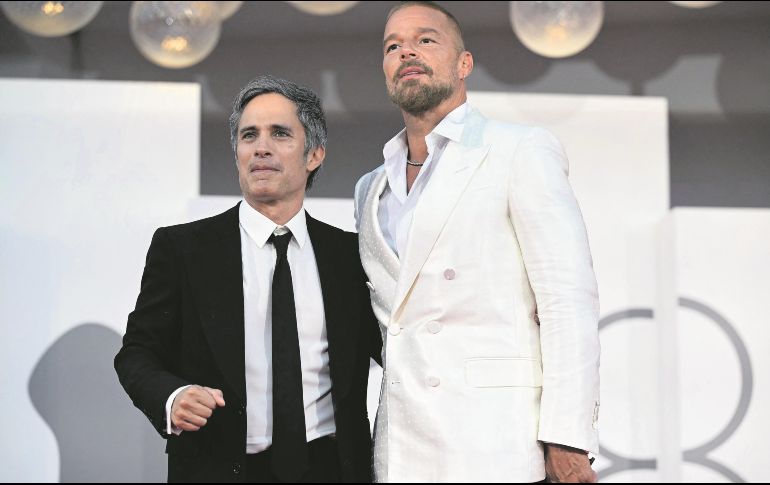 El director mexicano Gael García Bernal y el cantante y actor puertorriqueño Ricky Martin posan en el Lido de Venecia. AFP