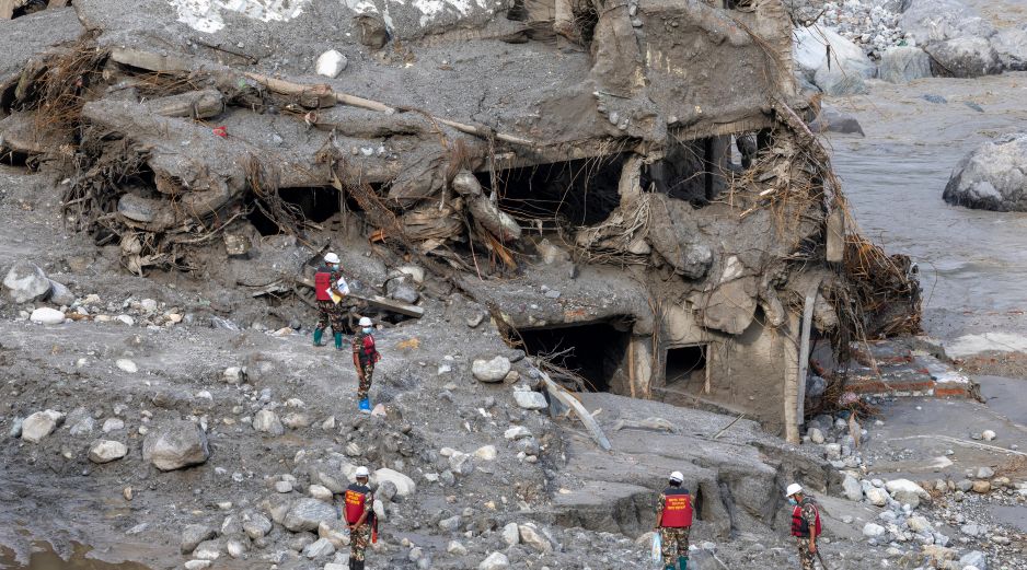 Miembros del Ejército nepalí llevan a cabo operaciones de búsqueda y rescate en Dhunge, distrito de Nuwakot, Nepal, el 7 de septiembre de 2026. EFE/N. SHRESTHA