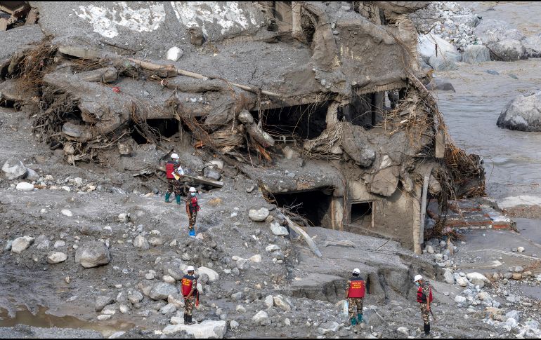 Miembros del Ejército nepalí llevan a cabo operaciones de búsqueda y rescate en Dhunge, distrito de Nuwakot, Nepal, el 7 de septiembre de 2026. EFE/N. SHRESTHA