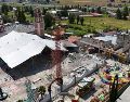 Ayer domingo, la plaza del pueblo amaneció acordonada y convertida en una zona de desastre, con paredes y estructuras derrumbadas y los juegos mecánicos de la feria del pueblo dañados y rodeados de escombros. AFP / R. Mercado