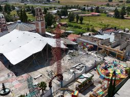 Ayer domingo, la plaza del pueblo amaneció acordonada y convertida en una zona de desastre, con paredes y estructuras derrumbadas y los juegos mecánicos de la feria del pueblo dañados y rodeados de escombros. AFP / R. Mercado