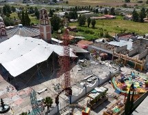 Ayer domingo, la plaza del pueblo amaneció acordonada y convertida en una zona de desastre, con paredes y estructuras derrumbadas y los juegos mecánicos de la feria del pueblo dañados y rodeados de escombros. AFP / R. Mercado