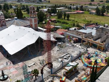 Ayer domingo, la plaza del pueblo amaneció acordonada y convertida en una zona de desastre, con paredes y estructuras derrumbadas y los juegos mecánicos de la feria del pueblo dañados y rodeados de escombros. AFP / R. Mercado