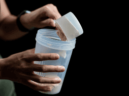 El creciente interés por mejorar el rendimiento físico ha impulsado el consumo de estos productos, pero los especialistas coinciden en que utilizarlos sin supervisión puede generar riesgos evitables.  CANVA