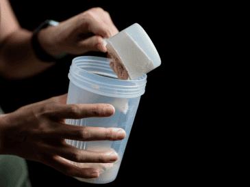 El creciente interés por mejorar el rendimiento físico ha impulsado el consumo de estos productos, pero los especialistas coinciden en que utilizarlos sin supervisión puede generar riesgos evitables.  CANVA