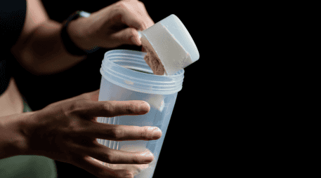 El creciente interés por mejorar el rendimiento físico ha impulsado el consumo de estos productos, pero los especialistas coinciden en que utilizarlos sin supervisión puede generar riesgos evitables.  CANVA