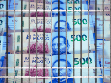Dos millones de pesos habría ofrecido Diego Sebastián "N" a su chofer, Gerardo "N", por ayudarlo a localizar una supuesta fortuna en criptomonedas y presuntamente participar en el homicidio de Jonathan Meléndez y su familia. ESPECIAL / CANVA