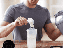 Puesto que la creatina promueve la hidratación dentro de la célula, resulta indispensable acompañar su uso con una ingesta adecuada de agua a lo largo del día. CANVA