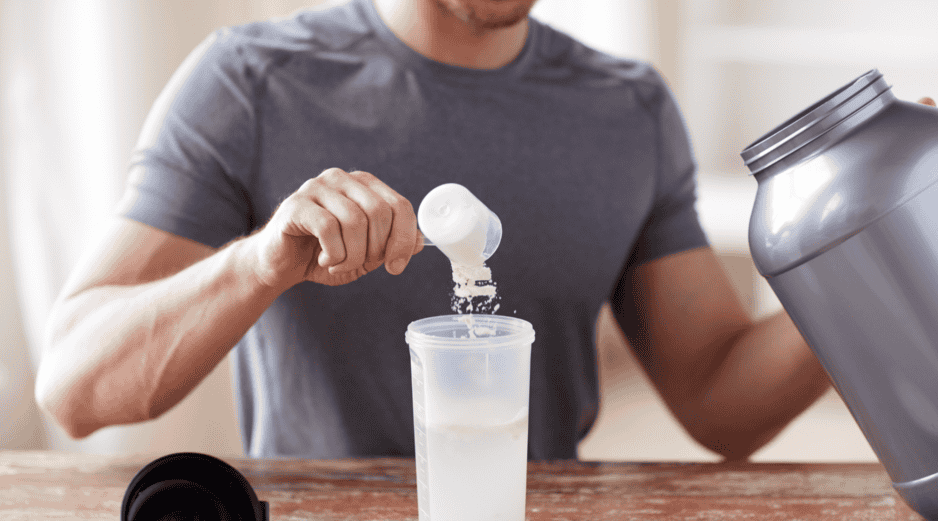 Puesto que la creatina promueve la hidratación dentro de la célula, resulta indispensable acompañar su uso con una ingesta adecuada de agua a lo largo del día. CANVA