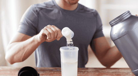 Puesto que la creatina promueve la hidratación dentro de la célula, resulta indispensable acompañar su uso con una ingesta adecuada de agua a lo largo del día. CANVA