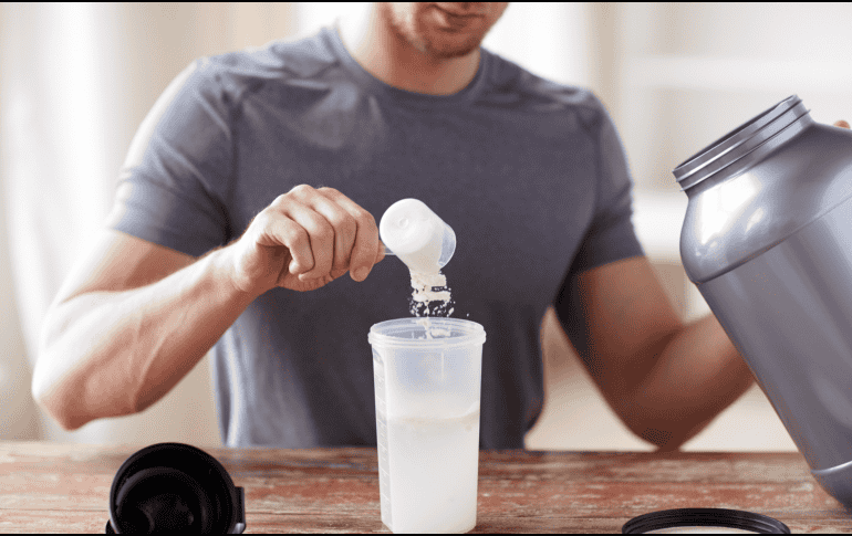 Puesto que la creatina promueve la hidratación dentro de la célula, resulta indispensable acompañar su uso con una ingesta adecuada de agua a lo largo del día. CANVA