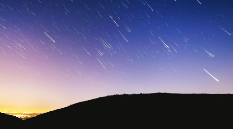 La lluvia de estrellas Épsilon Perseidas provienen de un enjambre distinto de partículas con mayor velocidad de entrada a la atmósfera terrestre. UNSPLASH / A. SCHMID