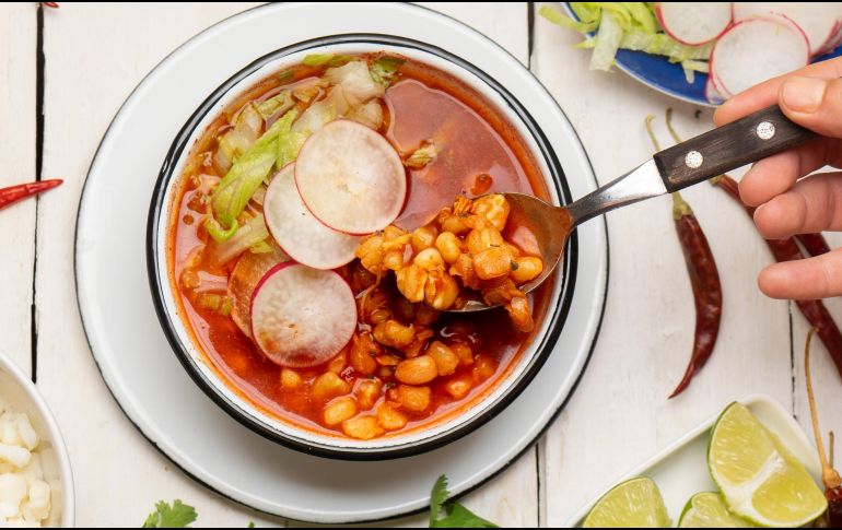 Lo que distingue a la preparación del pozole de Jalisco es la integración de una mezcla específica de chiles secos directamente en la cocción de su caldo. ESPECIAL / CANVA