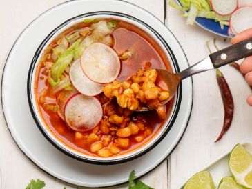 Lo que distingue a la preparación del pozole de Jalisco es la integración de una mezcla específica de chiles secos directamente en la cocción de su caldo. ESPECIAL / CANVA